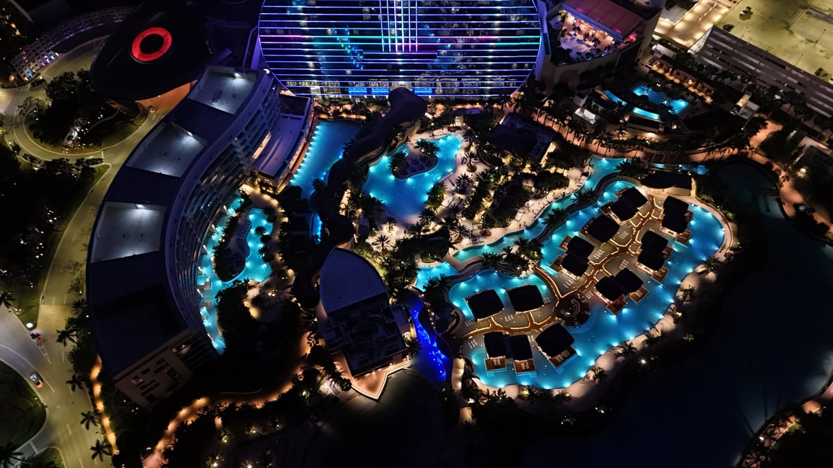 Hard Rock Hotel Riviera Maya con torre en forma de guitarra